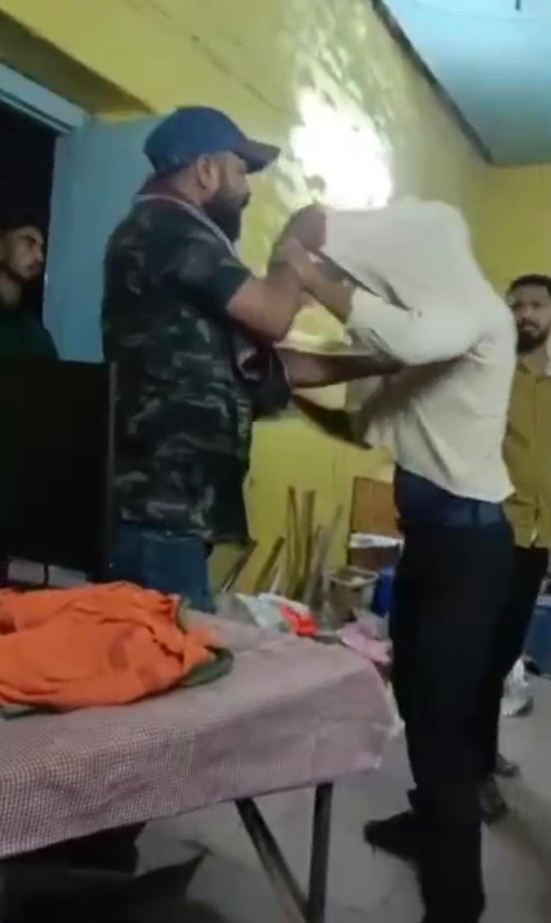 नो पार्किंग स्थल वाले शहर में अतिक्रमण विभाग के आउट सोर्स कर्मचारियों की तालाबंदी से भडक़ा आक्रोश, अतिक्रमण विभाग के आफिस में चले लात व घूंसे 22 IMG 20260613 WA00241