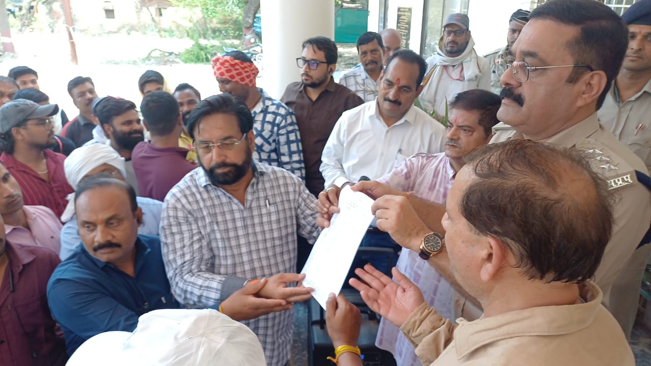 नगर निगम कर्मियों पर हमले से आक्रोश, 24 घंटे में गिरफ्तारी नहीं तो ठप होंगी शहर की सेवाएं, कर्मचारियों का फूटा गुस्सा, कोतवाली पहुंचकर सौंपा ज्ञापन 22 IMG 20260615 WA0025