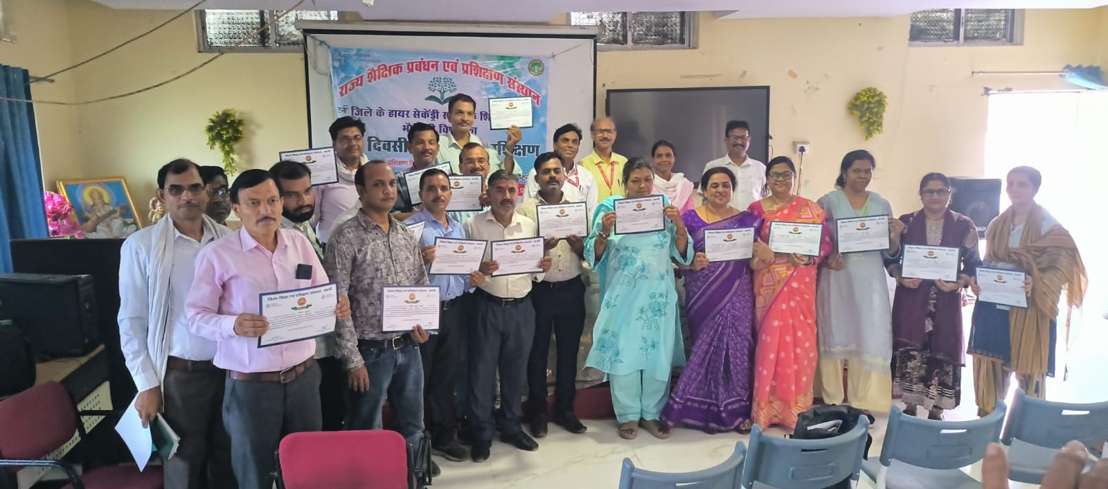 डाइट कटनी में 233 विज्ञान शिक्षक, व्याख्याता एवं प्रयोगशाला सहायक हुए प्रशिक्षित शैक्षणिक सत्र के प्रारंभ से ही विद्यार्थियों को प्रायोगिक कार्य कराना होगा अनिवार्य 22 IMG 20260616 WA0009