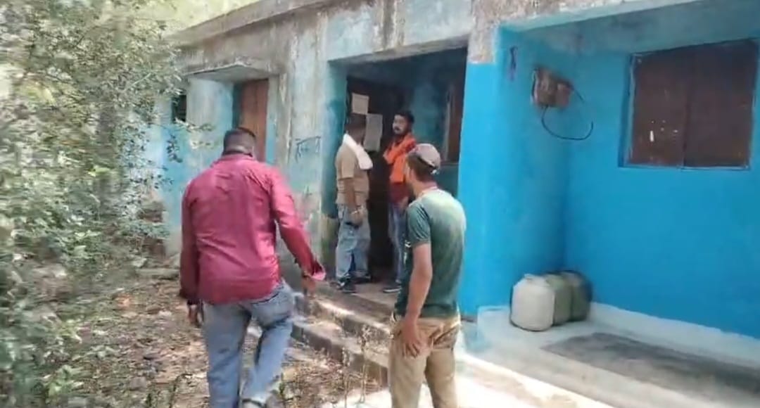 इंदिरा आवास योजना के अनधिकृत कब्जाधारियों पर निगम प्रशासन की सख्त कार्रवाई,अनधिकृत कब्जा करने वाले 12 व्यक्तियों से आवास खाली कराकर शासकीय संपत्ति को किया गया अतिक्रमण मुक्त 22 IMG 20260620 WA0031