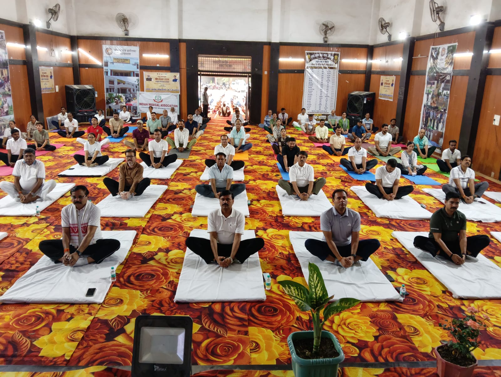 21 जून को अंतर्राष्ट्रीय योग दिवस पर जिले भर में हुए सामूहिक योग के कार्यक्रम,प्रभारी मंत्री श्री लोधी, कलेक्टर , एसपी सहित अधिकारियों और कर्मचारियों ने किया उत्साह पूर्वक योगाभ्यास,परिसर में एक पेड़ मां के नाम किया गया पौधारोपण 22 IMG 20260621 WA0004