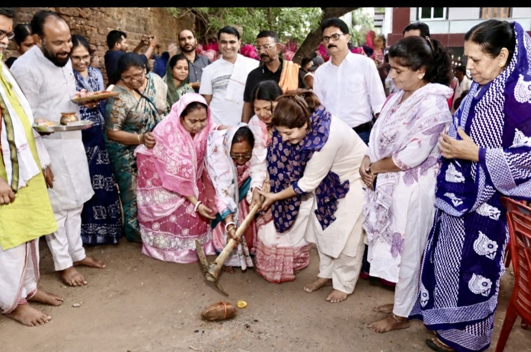 महापौर की मौजूदगी में संत कंवरराम वार्ड, बंगाली कॉलोनी में सड़क एवं नाली निर्माण कार्यों का हुआ भूमिपूजन संपन्न,लगभग 45 लाख रुपये की लागत से होंगे विकास कार्य, क्षेत्रवासियों को मिलेगी बेहतर आवागमन एवं जल निकासी की सुविधा 22 IMG 20260623 WA0013