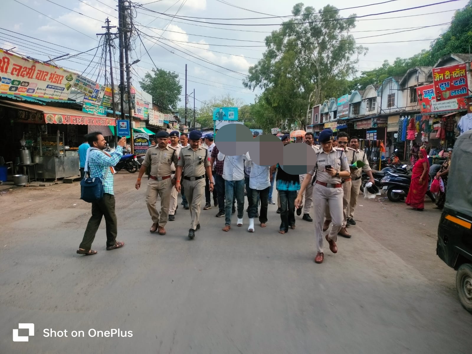 आरक्षक से मारपीट एवं शासकीय कार्य में बाधा डालने वाले तीन आरोपी गिरफ्तार,फरार होने की फिराक में थे आरोपी, गिरफ्तारी के दौरान चाकू भी बरामद 22 IMG 20260624 WA0036