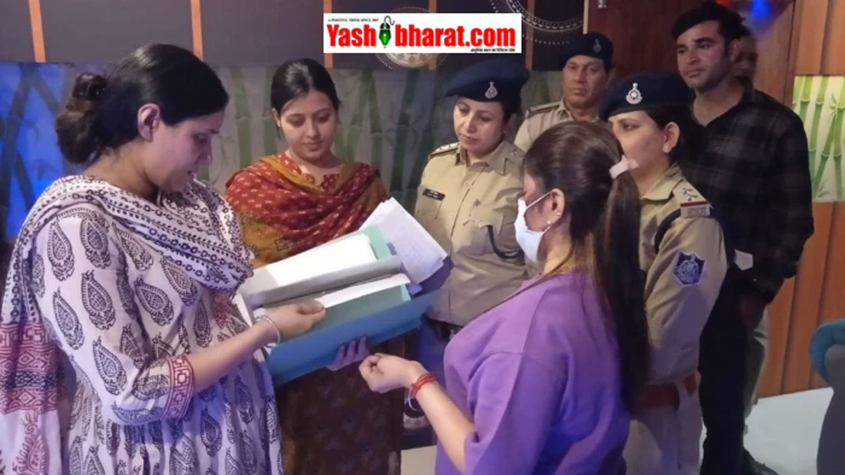 शाम ढलते ही ग्वालियर पुलिस की द बीच" और "द हीलिंग स्पा सेंटरों पर बड़ी स्ट्राइक, लेडी सिंघम ASP अनु बेनीवाल को देख किचन में छिपीं युवतियां