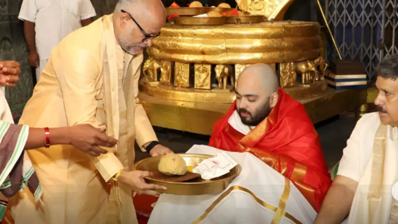 तिरुपति बालाजी पहुंचे अनंत अंबानी ने कराया मुंडन, मंदिर को देंगे 27.5 करोड़ की 25 इलेक्ट्रिक बसें