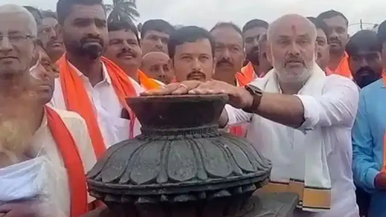 भगवान साक्षी हैं, मैंने गद्दारी नहीं की: क्रॉस-वोटिंग के आरोपों पर BJP विधायक ने मंदिर की 'यज्ञ शिला' छूकर खाई कसम