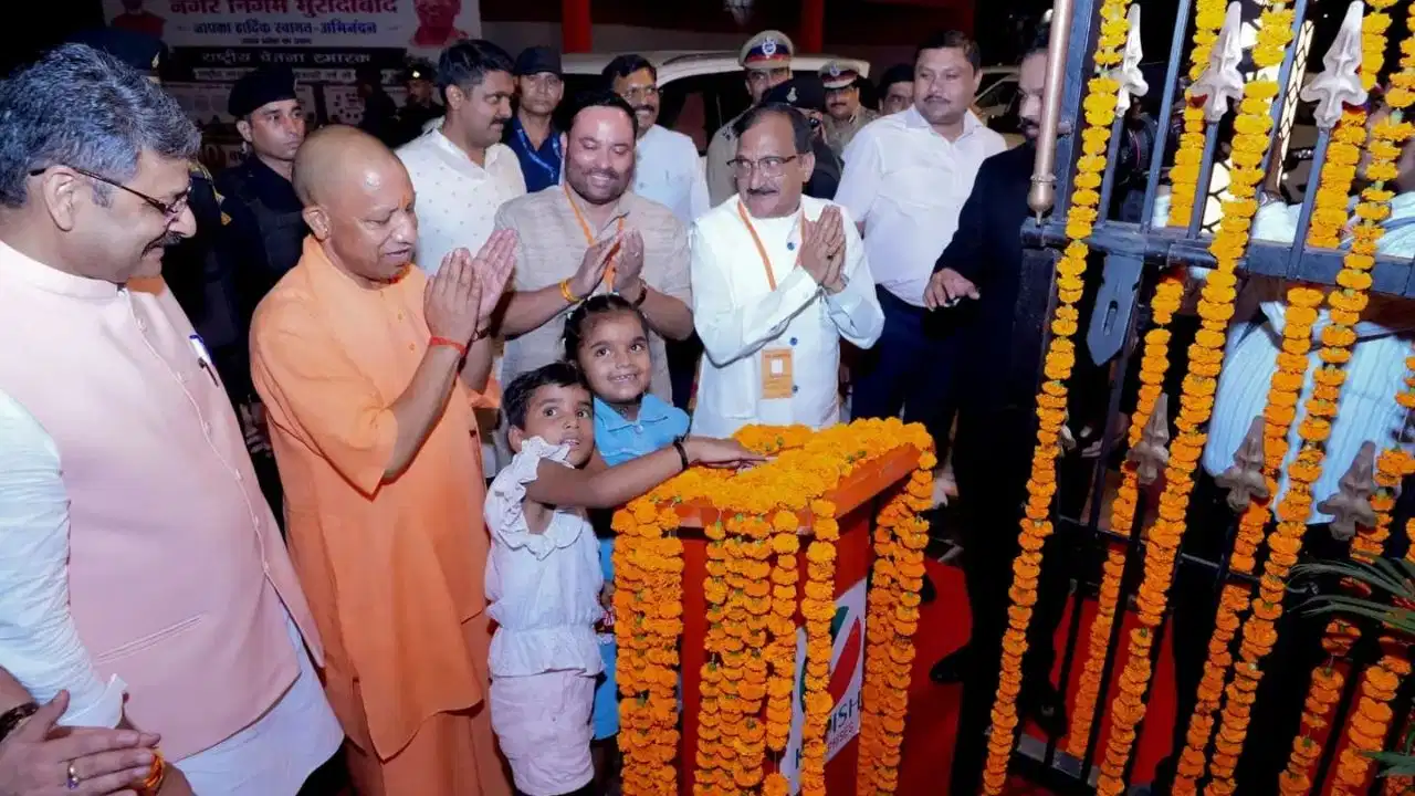 यूपी की बेटियां ही सबसे बड़ी VIP: सीएम योगी ने सुरक्षा घेरा तोड़ नन्हीं वांची और आची से कटवाया 'श्री राम वाटिका' का फीता