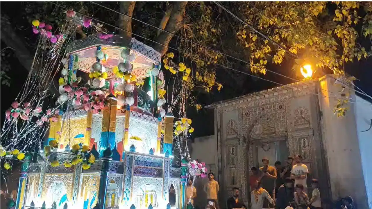 200 साल पुरानी परंपरा: मुस्लिम परिवार को मिली थी भगवान की मूर्ति, आज भी मंदिर के सामने सलामी देते हैं ताजिए