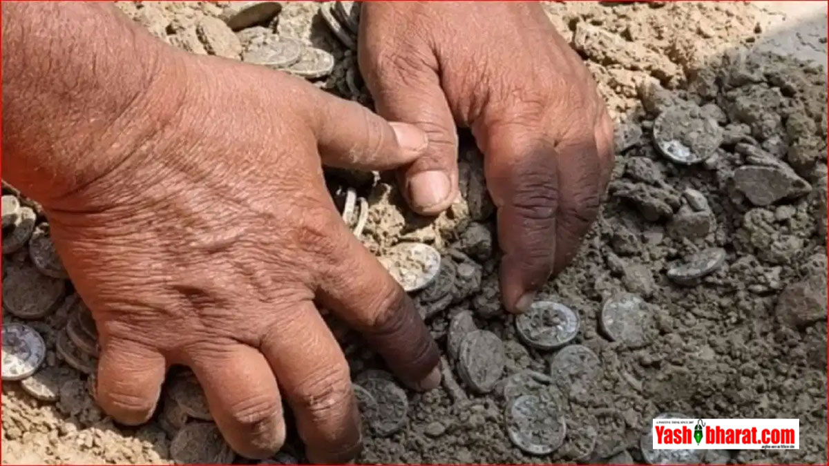 कुशीनगर के खेत में खुदाई के दौरान निकला मुगलकालीन खजाना; चांदी के सिक्के लूटने आधी रात को कुदाल लेकर दौड़े ग्रामीण