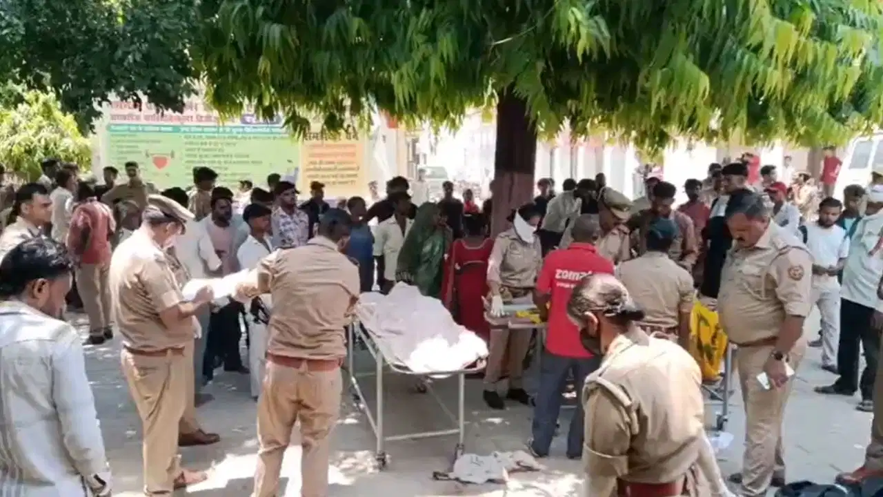 बदायूं में भीषण सड़क हादसा-ट्रैक्टर और ई-रिक्शा की आमने-सामने जोरदार भिड़ंत; 'भात' मांगने जा रही 6 महिलाओं की दर्दनाक मौत, 3 गंभीर