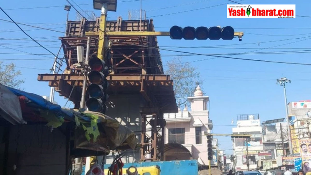 संत हिरदाराम नगर में ट्रैफिक राम भरोसे: बीआरटीएस हटा तो सिग्नल भी ले गए, अब रेंग रहे वाहन और दोबारा बढ़ा अतिक्रमण