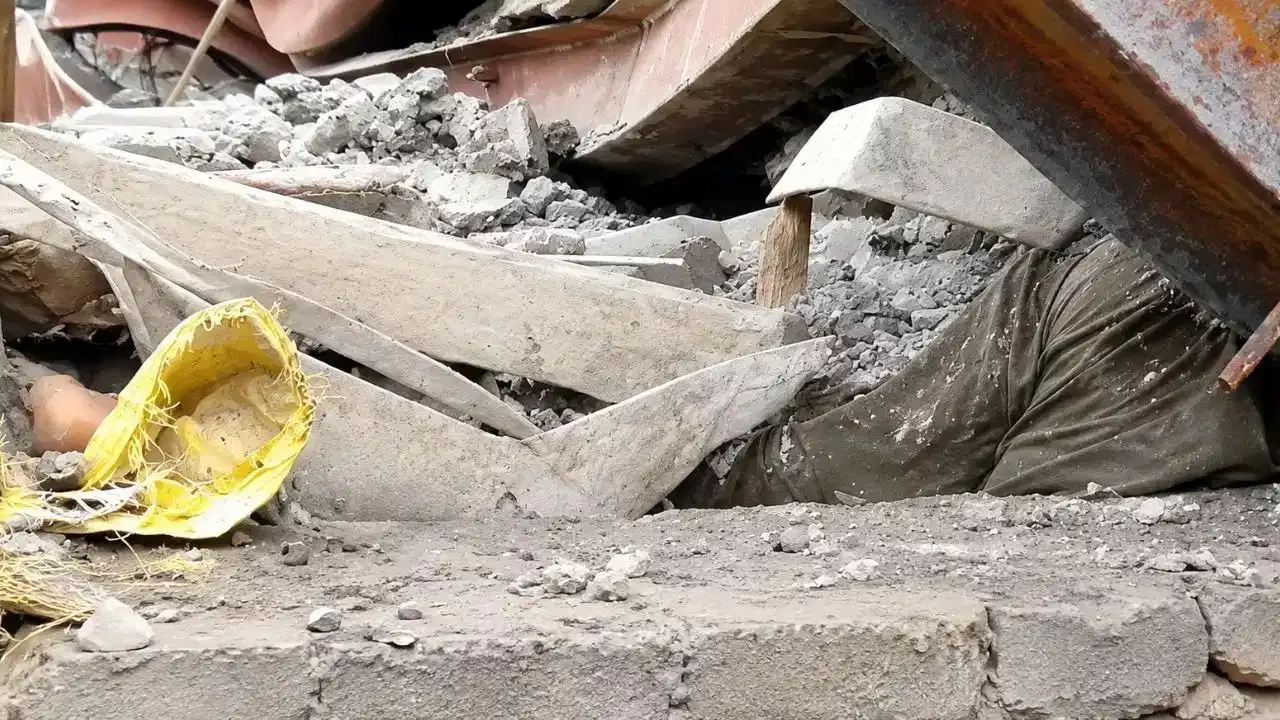 कोलकाता के तारातला में निर्माणाधीन गोदाम की छत गिरने से 5 की मौत, मलबे में 45 लोग फंसे, सेना का रेस्क्यू जारी 22 कोलकाता के तारातला में निर्माणाधीन गोदाम की छत गिरने से 5 की मौत, मलबे में 45 लोग फंसे, सेना का रेस्क्यू जारी