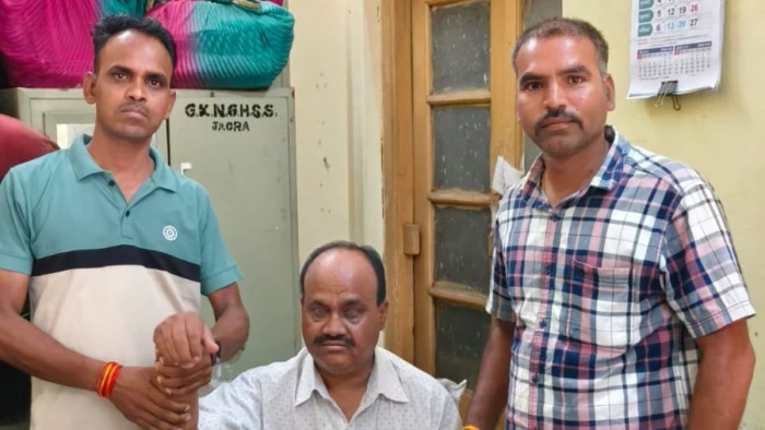 लोकायुक्त की बड़ी कार्रवाई-जावरा में रिटायर्ड शिक्षक से ₹10,000 की घूस लेते रंगे हाथों पकड़ा गया बाबू, रजिस्टर के नीचे छिपा रखी थी रिश्वत की रकम 22 लोकायुक्त की बड़ी कार्रवाई-जावरा में रिटायर्ड शिक्षक से ₹10,000 की घूस लेते रंगे हाथों पकड़ा गया बाबू, रजिस्टर के नीचे छिपा रखी थी रिश्वत की रकम