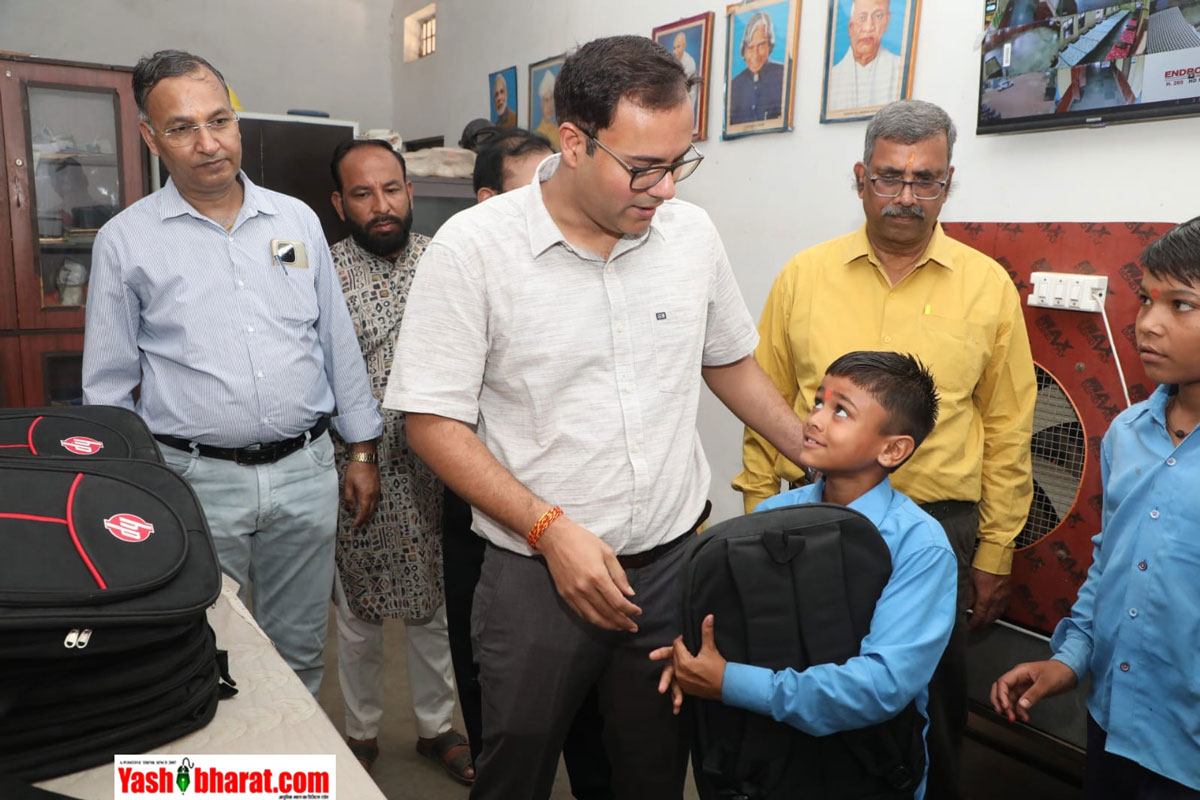 जब...कलेक्टर बने ‘गुरुजी’: फाइलों से निकलकर बच्चों के बीच पहुंचे कलेक्टर आशीष तिवारी; चॉकलेट बांटी और समझाया लीप वर्ष का गणित