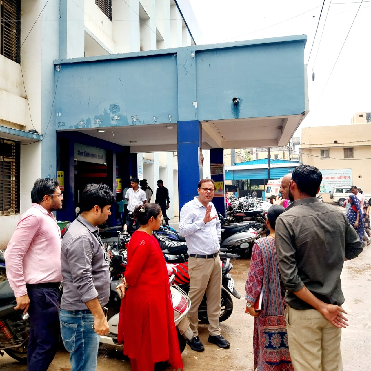 कलेक्टर ने किया जिला चिकित्सालय का औचक निरीक्षण,परिसर में जलभराव और गंदगी पर जताई नाराजगी, तीन दिन में ड्रेनेज व्यवस्था दुरुस्त करने के दिए निर्देश 22 IMG 20260703 WA0030