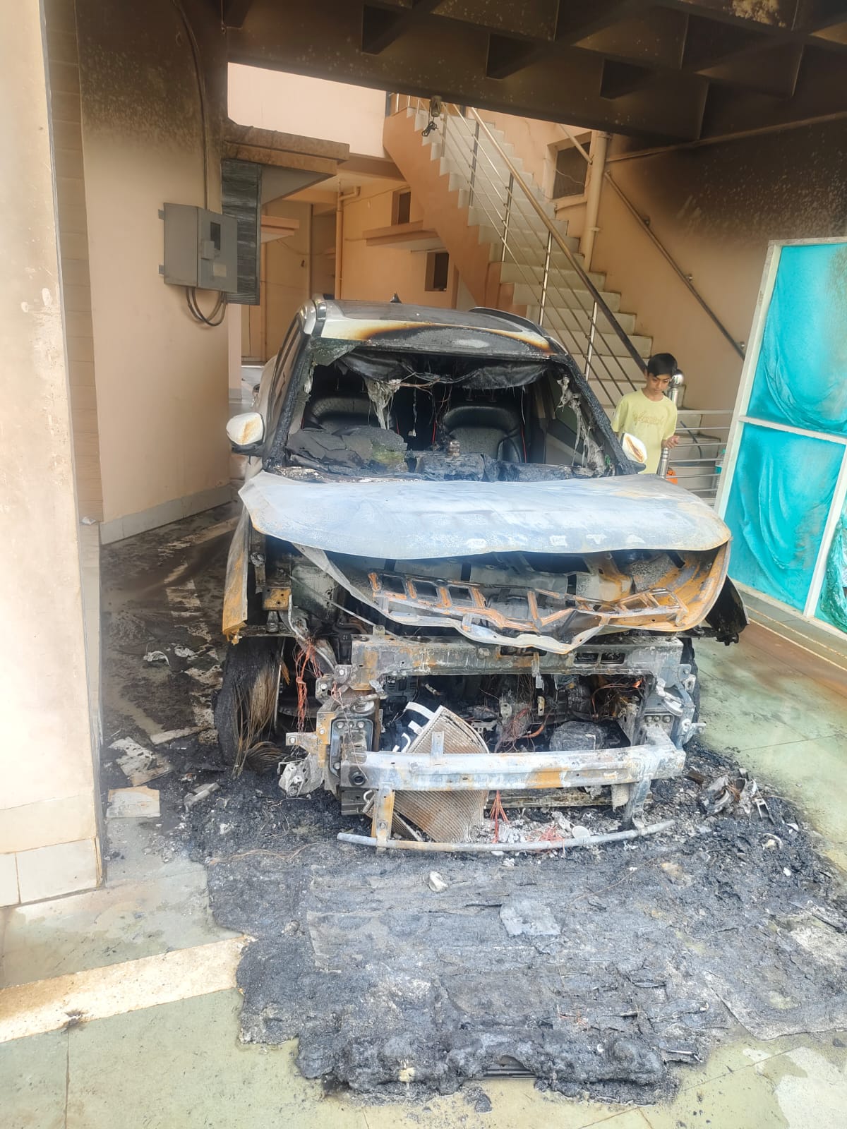 मकान के अंदर खड़ी क्रेटा कार आग में जलकर खाक, शांति नगर में पुरुस्वानी परिवार के यहां हुई घटना 22 IMG 20260711 WA0035