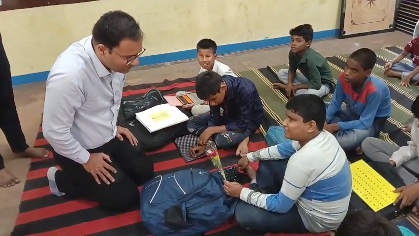 जब छात्रों के बीच घुटनों के बल बैठे कलेक्टर... और मुस्कुराहटों से भर उठी कक्षा,सीडब्ल्यूएसएन छात्रावास में विशेष विद्यार्थियों की प्रतिभा, आत्मविश्वास और जिजीविषा ने जीता कलेक्टर का दिल 22 IMG 20260731 WA0055