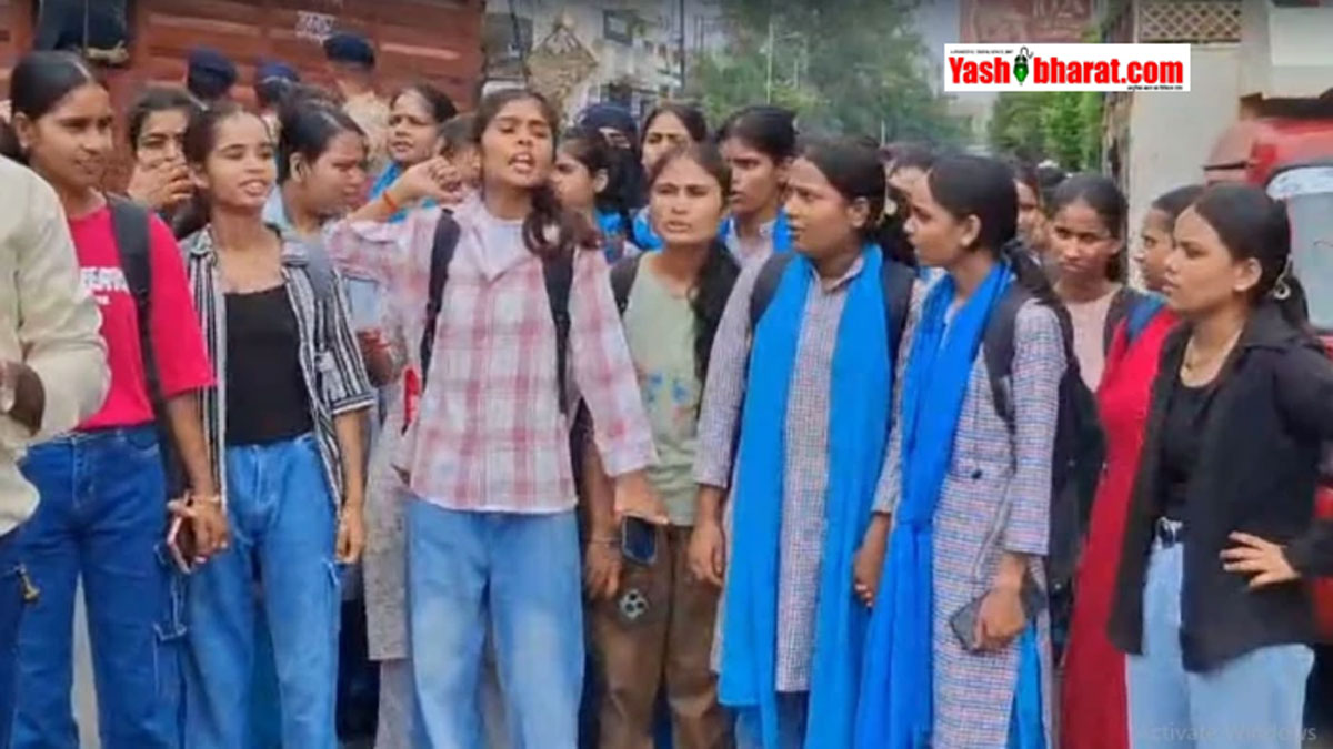 जबलपुर में होम साइंस कॉलेज की छात्राओं का चक्काजाम: नई यूनिफॉर्म लागू करने के फैसले पर भड़का आक्रोश; शास्त्री ब्रिज पर 1 घंटे थमा रहा शहर का ट्रैफिक