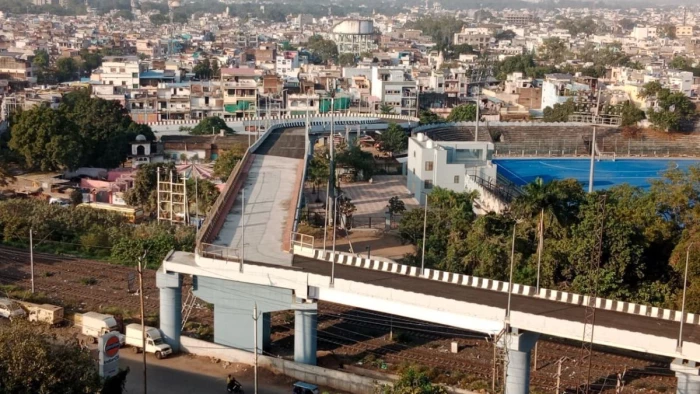 18 करोड़ का 'ऐशबाग 90 डिग्री ओवरब्रिज' धूल खाने को मजबूर; रेलवे ने PWD के पाले में डाली गेंद, फिर भी काम बंद