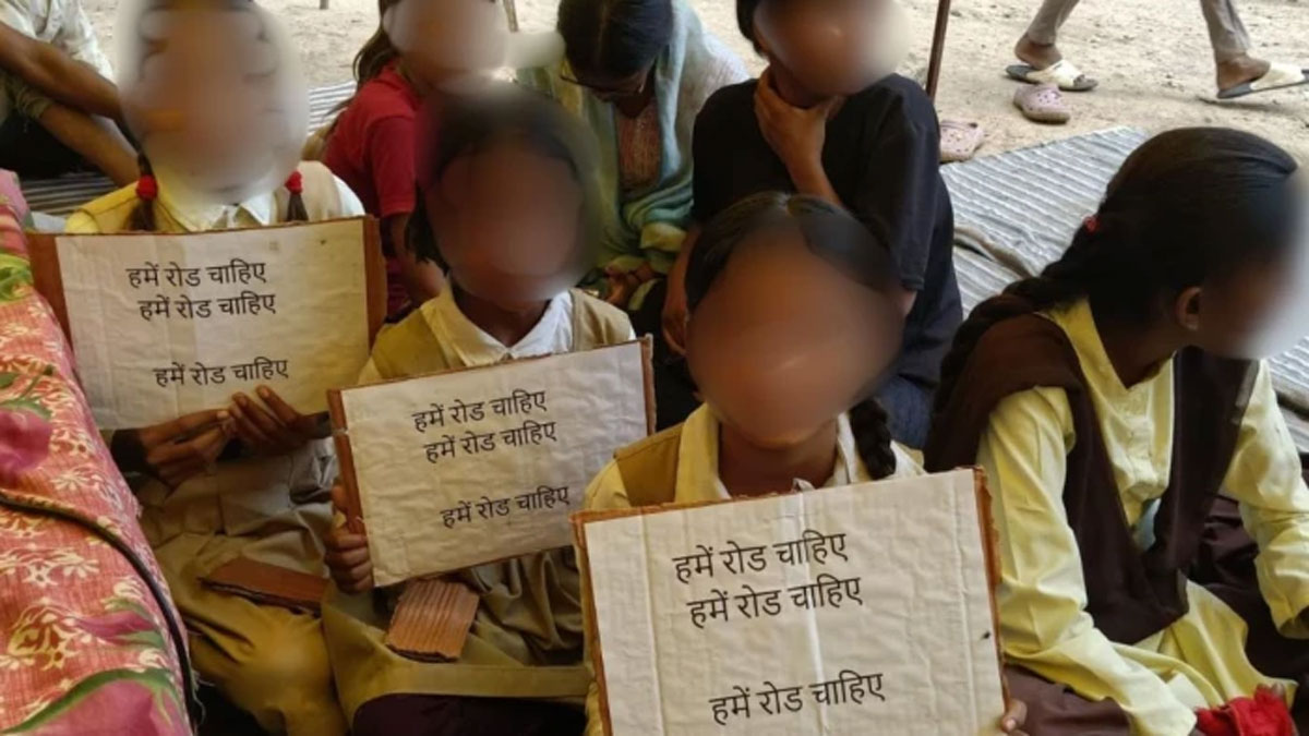 ना सड़क है, ना स्कूल भवन- सतना में 27 जुलाई से अनिश्चितकालीन हड़ताल पर बैठे छात्र, प्रशासन के आश्वासन पर टूटा अनशन