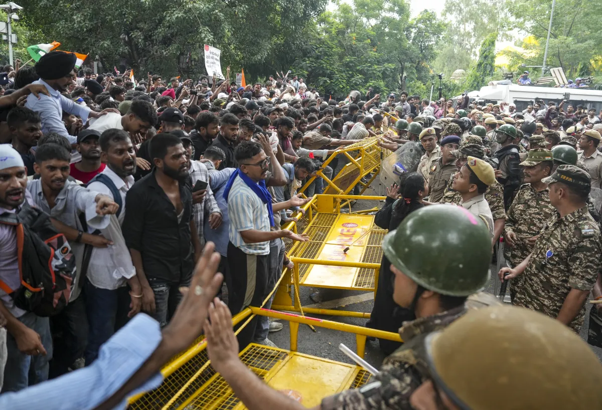 जंतर-मंतर से बड़ी खबर: 'कॉकरोच जनता पार्टी' के प्रदर्शनकारियों की संसद मार्च के दौरान RAF से झड़प; सरकार ने बातचीत के लिए बुलाया 22 जंतर-मंतर से बड़ी खबर: 'कॉकरोच जनता पार्टी' के प्रदर्शनकारियों की संसद मार्च के दौरान RAF से झड़प; सरकार ने बातचीत के लिए बुलाया