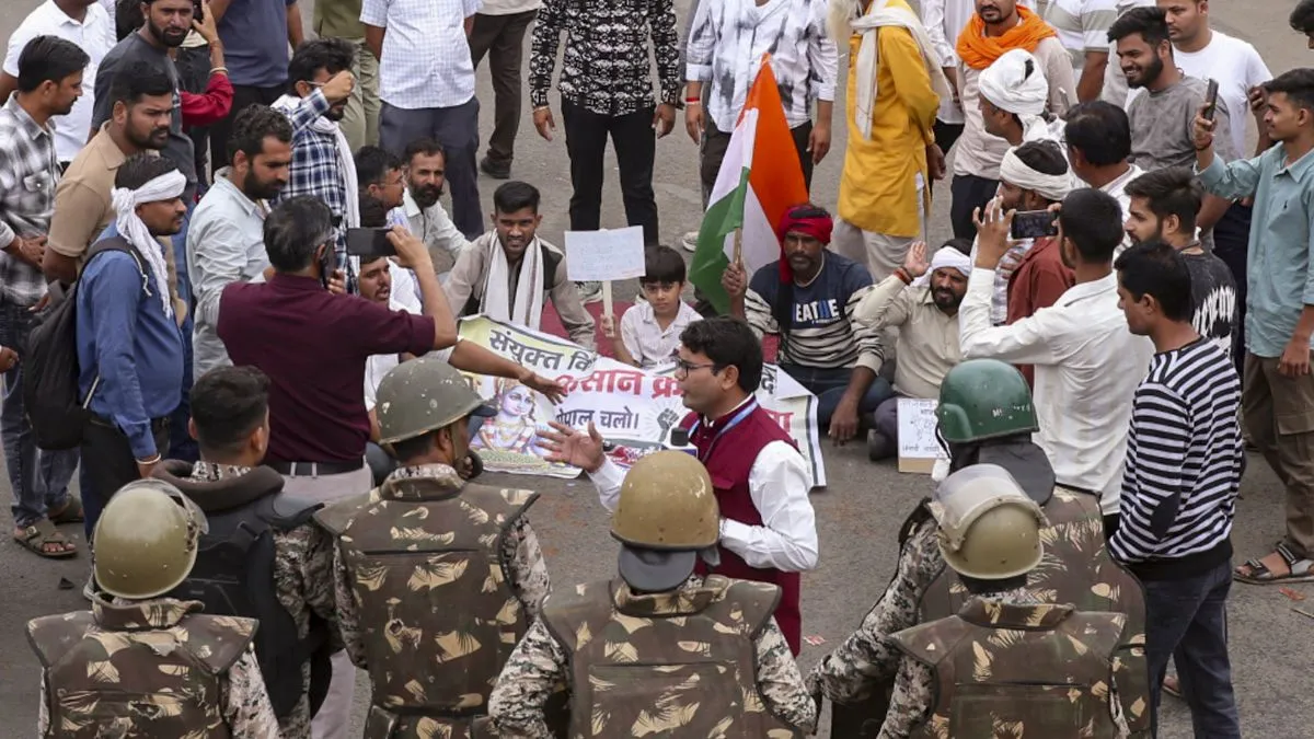 Bhopal Farmer Protest: भोपाल की सड़कों पर उग्र हुए किसान, बैरिकेड्स तोड़े, सीएम आवास घेरने की कोशिश; सीएम मोहन यादव बोले- 'बातचीत से निकालेंगे हल'