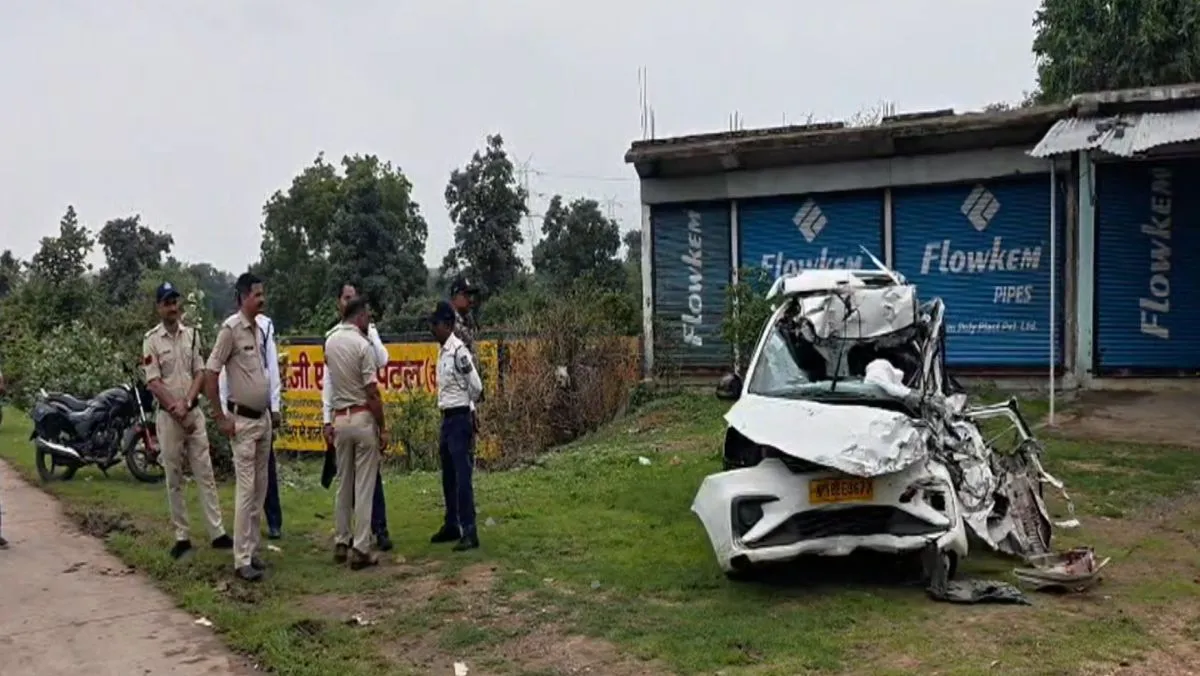 उमरिया-कटनी हाईवे पर काल बनी कार; सिद्ध बाबा मंदिर के पास भीषण टक्कर में 4 की मौत, 22 साल की खुशबू की हालत नाजुक