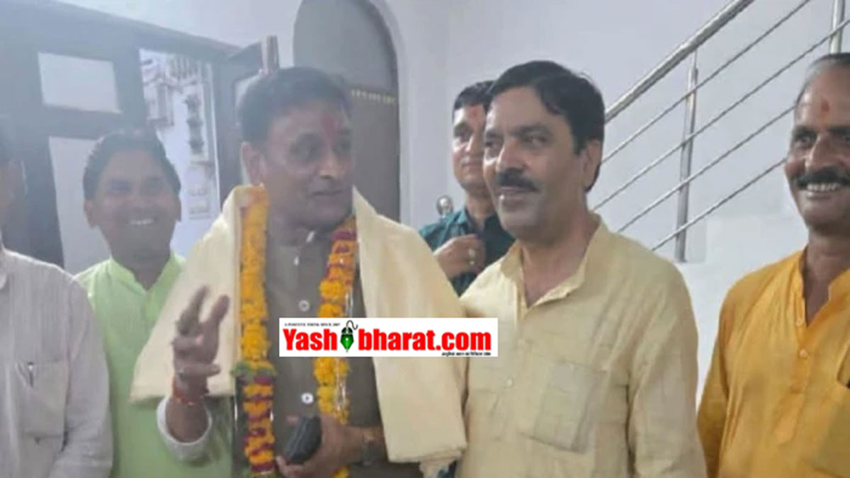 Datia: टिकट न मिलने से नाराज कांग्रेस नेता अवधेश नायक से मिलने पहुंचे बीजेपी उम्मीदवार आशुतोष तिवारी; कयास तेज 22 Datia: टिकट न मिलने से नाराज कांग्रेस नेता अवधेश नायक से मिलने पहुंचे बीजेपी उम्मीदवार आशुतोष तिवारी; कयास तेज