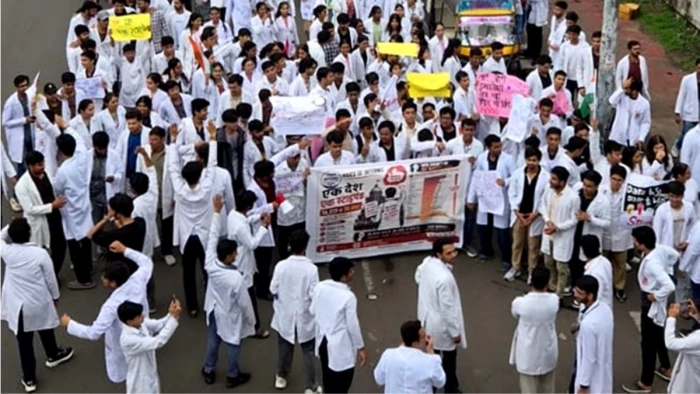 MP MBBS Interns Strike: स्टाइपेंड बढ़ोतरी पर मंगलवार को आयुक्त के साथ बड़ी बैठक; लिखित आश्वासन के बाद ही काम पर लौटेंगे डॉक्टर