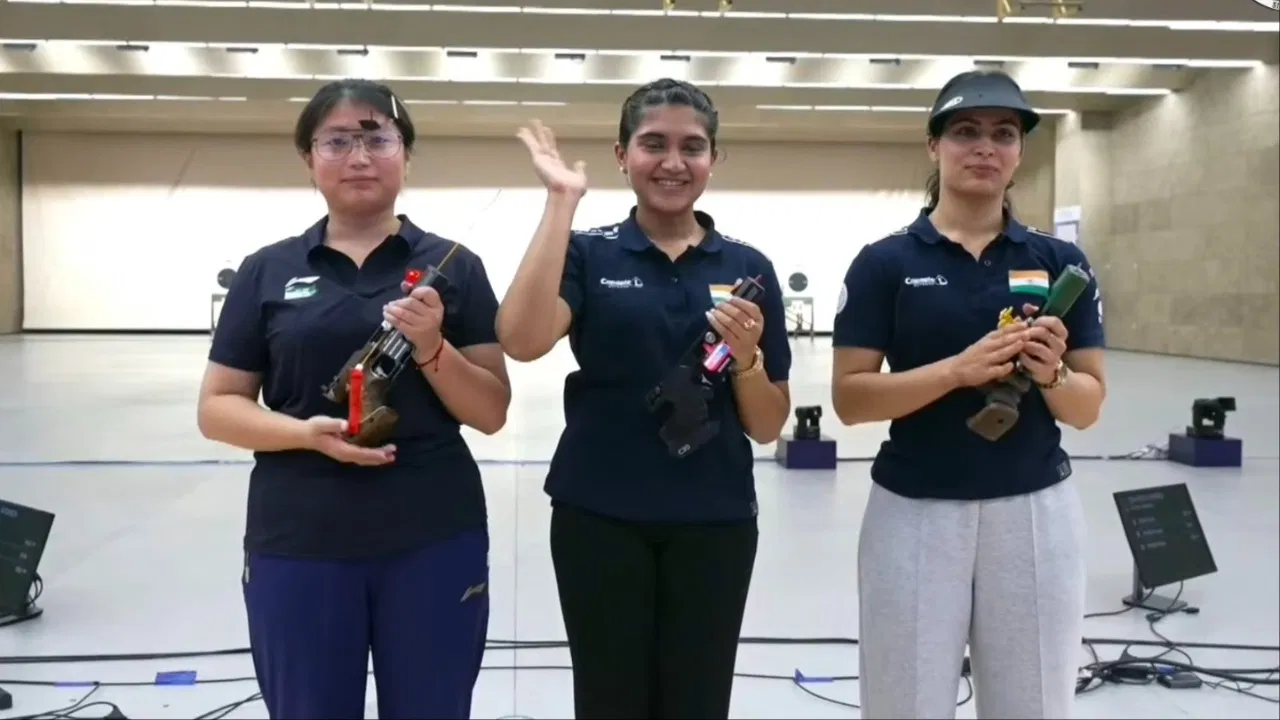 ISSF Shooting World Cup: चीन की धरती पर भारत की निशानेबाजों का जलवा- ईशा सिंह ने जीता गोल्ड, मनु भाकर को मिला ब्रॉन्ज