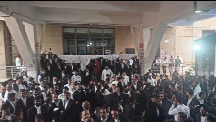 जबलपुर जिला बार एसोसिएशन चुनाव में भारी हंगामा: मतपत्रों की व्यवस्था पर भड़के वकील, वोटिंग कुछ समय के लिए रुकी; बैठक जारी