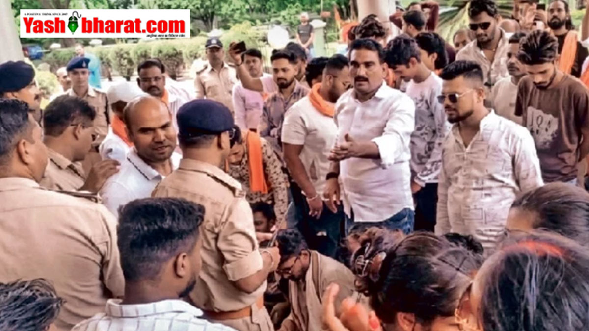 जबलपुर का नामी सेंट अलॉयसियस स्कूल बना अखाड़ा: धर्मांतरण के आरोपों पर विहिप-बजड़ंग दल का धावा, पुलिस से भिड़े कार्यकर्ता; जमकर तोड़फोड़