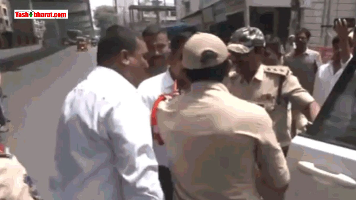 हैदराबाद के स्कूल में भारी बवाल: हिंदू छात्र को होमवर्क में 'कलमा' याद करने को कहा; टीचर बर्खास्त, बीजेपी का उग्र प्रदर्शन 22 हैदराबाद के स्कूल में भारी बवाल: हिंदू छात्र को होमवर्क में 'कलमा' याद करने को कहा; टीचर बर्खास्त, बीजेपी का उग्र प्रदर्शन