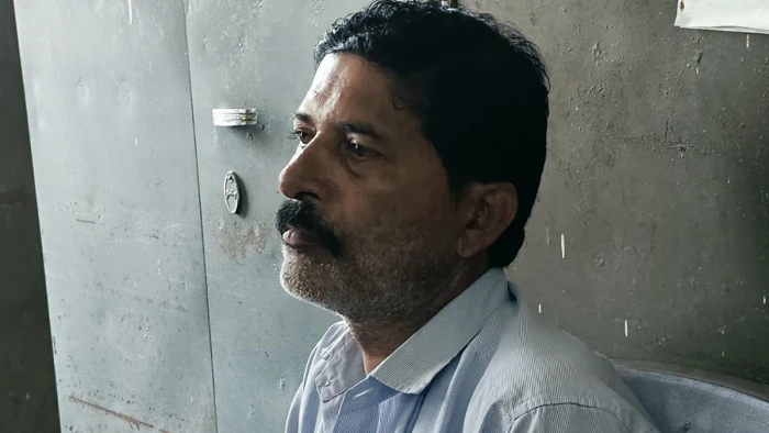 टीकमगढ़ CMHO कार्यालय में लोकायुक्त का छापा- नौकरी लगवाने के नाम पर रिश्वत लेते MPW देशराज घोष रंगे हाथों गिरफ्तार