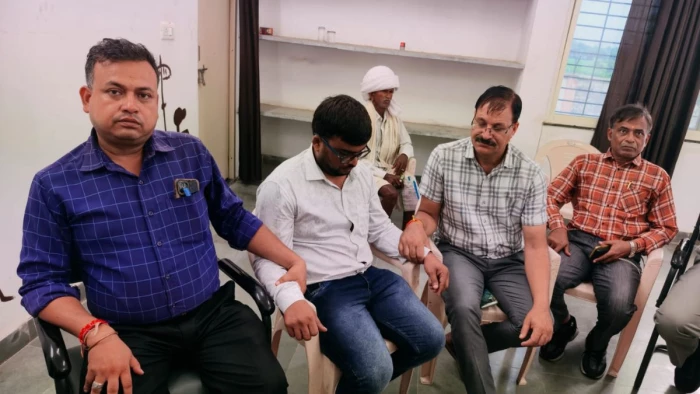 जैसे ही किसान ने थमाए 2000 रुपये...-सारंगी उप-तहसील में लोकायुक्त ने पटवारी को रंगे हाथों धर दबोचा 20 जैसे ही किसान ने थमाए 2000 रुपये...-सारंगी उप-तहसील में लोकायुक्त ने पटवारी को रंगे हाथों धर दबोचा