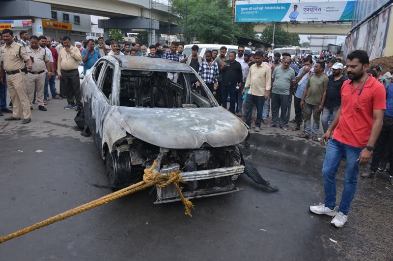 Jabalpur Breaking: धमाकों के साथ बीच रास्ते में जल उठी कार, मदन महल अंडरब्रिज के नीचे लगा जाम; कड़ी मशक्कत के बाद दमकल ने पाया काबू