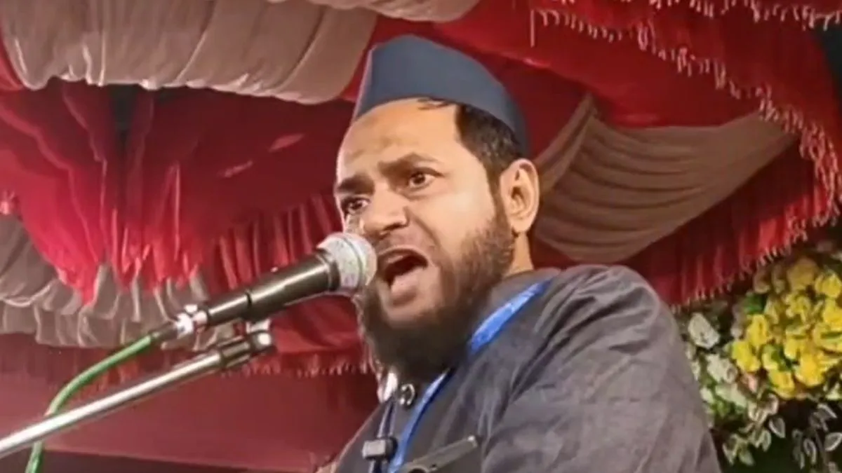 मौलाना जर्जिस अंसारी की बढ़ीं मुश्किलें: भगवान श्रीकृष्ण को '5 वक्त का नमाजी' बताने और गीता की गलत व्याख्या पर FIR दर्ज; UP में 95 तहरीरें 22 मौलाना जर्जिस अंसारी की बढ़ीं मुश्किलें: भगवान श्रीकृष्ण को '5 वक्त का नमाजी' बताने और गीता की गलत व्याख्या पर FIR दर्ज; UP में 95 तहरीरें