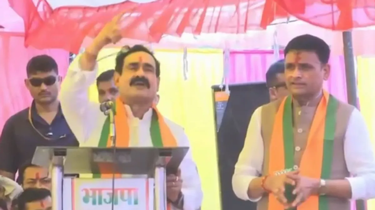 दतिया उपचुनाव में भावुक हुए नरोत्तम मिश्रा: मंच पर रो पड़े पूर्व गृहमंत्री, बोले- 'एक-एक दरवाजे जाकर शीश नवाऊंगा, आशुतोष भैया को जिताऊंगा'