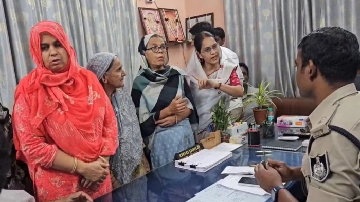 बीजेपी पार्षद से 'बदसलूकी' पर भड़के महापौर और कार्यकर्ता; रात में घेरा थाना, TI को लाइन हाजिर करने की मांग 22 बीजेपी पार्षद से 'बदसलूकी' पर भड़के महापौर और कार्यकर्ता; रात में घेरा थाना, TI को लाइन हाजिर करने की मांग