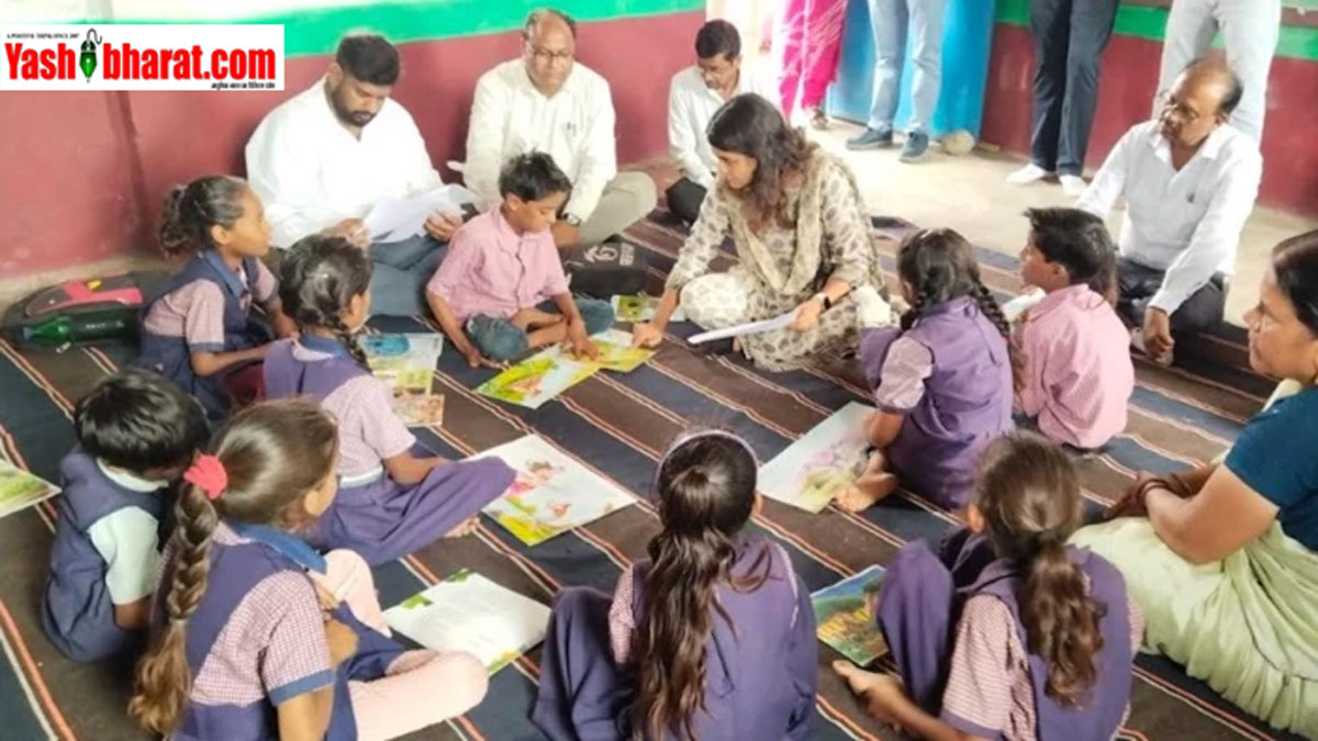 शाजापुर: एक्शन मोड में कलेक्टर ऋजु बाफना, स्कूल में जमीन पर बैठकर बच्चों की ली क्लास; लापरवाही पर शिक्षकों की वेतन वृद्धि रोकने के निर्देश