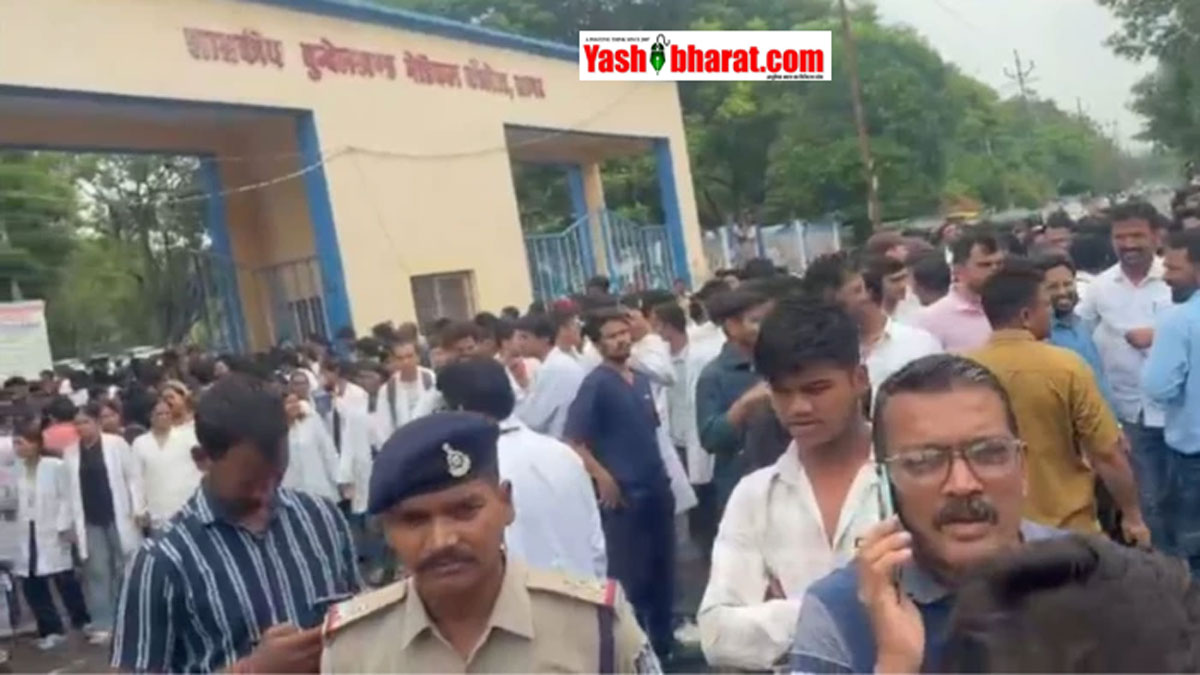 बुंदेलखंड मेडिकल कॉलेज में बवाल: भाजपा युवा मोर्चा नेता पर महिला डॉक्टर से अभद्रता और 'बैड टच' का आरोप, जूनियर डॉक्टरों की हड़ताल