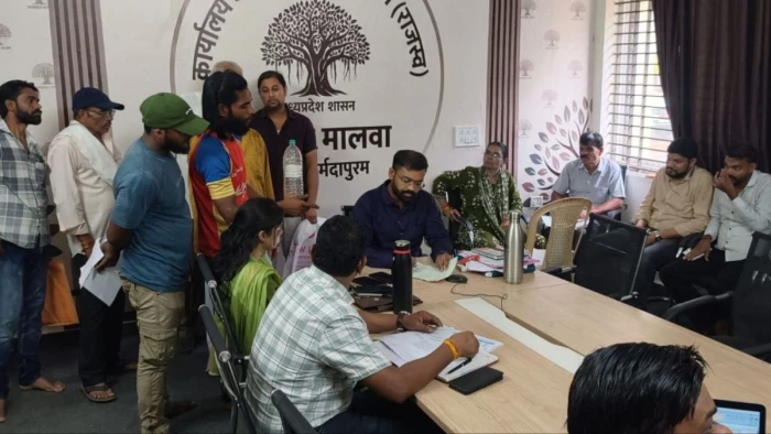 MP Fuel Adulteration: जनसुनवाई में पेट्रोल से भरी बोतल लेकर पहुंचा युवक, 'ऊपर ईंधन, नीचे पानी' देख SDM भी हैरान; जांच के आदेश 22 MP Fuel Adulteration: जनसुनवाई में पेट्रोल से भरी बोतल लेकर पहुंचा युवक, 'ऊपर ईंधन, नीचे पानी' देख SDM भी हैरान; जांच के आदेश