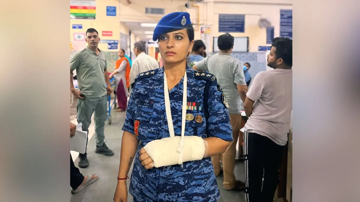 जंतर-मंतर बवाल: RAF की जांबाज महिला कमांडेंट सोनिया सहरावत का हाथ टूटा, लड़की की जान बचाते वक्त हुईं घायल; असामाजिक तत्वों ने फेंकी बीयर की बोतलें 42 जंतर-मंतर बवाल: RAF की जांबाज महिला कमांडेंट सोनिया सहरावत का हाथ टूटा, लड़की की जान बचाते वक्त हुईं घायल; असामाजिक तत्वों ने फेंकी बीयर की बोतलें