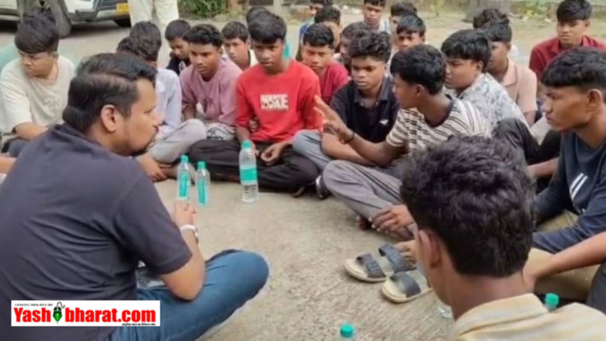 बैतूल में छात्रों का अनोखा प्रदर्शन: 18 KM पैदल चलकर कलेक्ट्रेट पहुंचे 'पीएम श्री स्कूल' के 33 छात्र; बोले- 'बात करेंगे तो सिर्फ कलेक्टर से 22 बैतूल में छात्रों का अनोखा प्रदर्शन: 18 KM पैदल चलकर कलेक्ट्रेट पहुंचे 'पीएम श्री स्कूल' के 33 छात्र; बोले- 'बात करेंगे तो सिर्फ कलेक्टर से