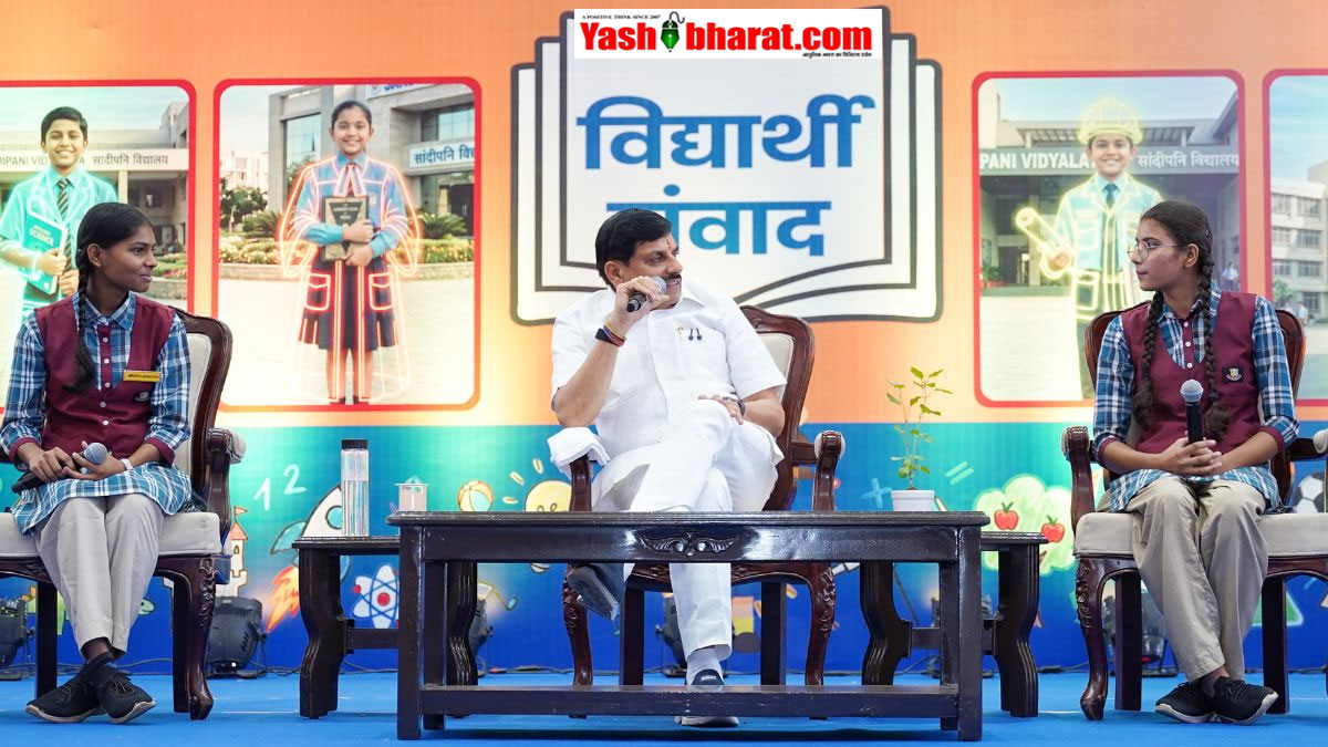 स्कूली छात्राओं की 'बाल कैबिनेट' से मिले CM मोहन यादव: मंच पर पास बैठाकर समझी कार्यप्रणाली, दिया AI के इस्तेमाल का संदेश