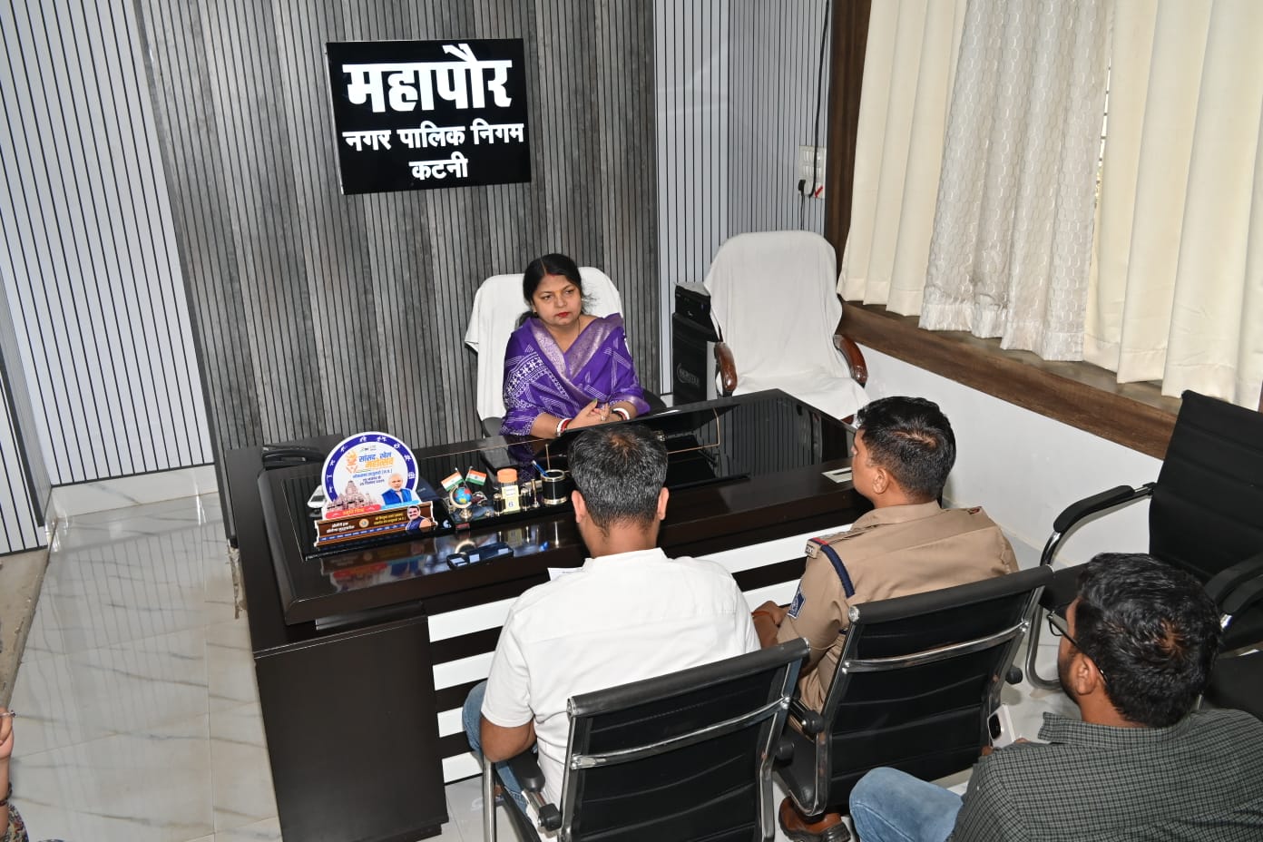 रक्षाबंधन पर्व को लेकर महापौर ने यातायात एवं अतिक्रमण शाखा के साथ की समन्वय बैठक,राखी बाजार, पार्किंग और यातायात व्यवस्था को लेकर दिए सख्त निर्देश — नागरिकों एवं व्यापारियो की सुविधा का रखे विशेष ध्यान 22 IMG 20260810 WA0042