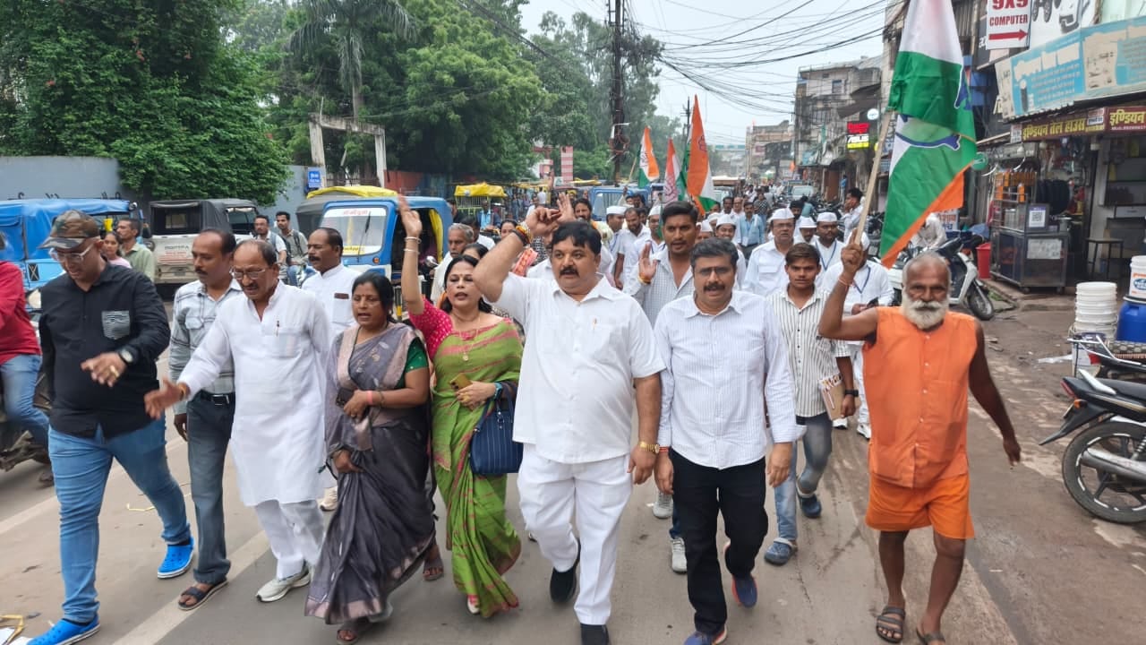 हल्द्वानी घटना के विरोध में कांग्रेस का मार्च-सत्याग्रह,मिशन चौक से सुभाष चौक तक निकला पैदल मार्च, धरना देकर सामाजिक भेदभाव के खिलाफ जताया विरोध 22 IMG 20260814 WA0084