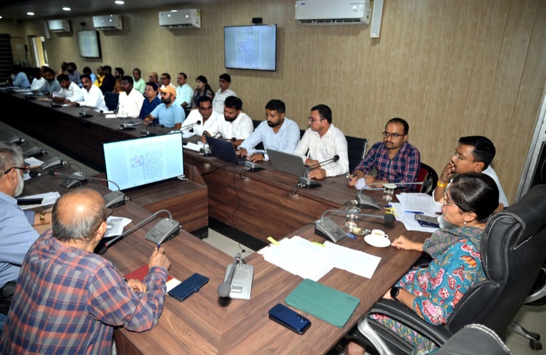 समय-सीमा की बैठक में निगमायुक्त परिहार का सख्त रुख, लंबित प्रकरणों पर अब जवाबदेही तय,विभागीय कार्यों की रोजाना समीक्षा और टीएल प्रकरणों का एक सप्ताह में निराकरण सुनिश्चित करने के निर्देश 22 IMG 20260824 WA0086