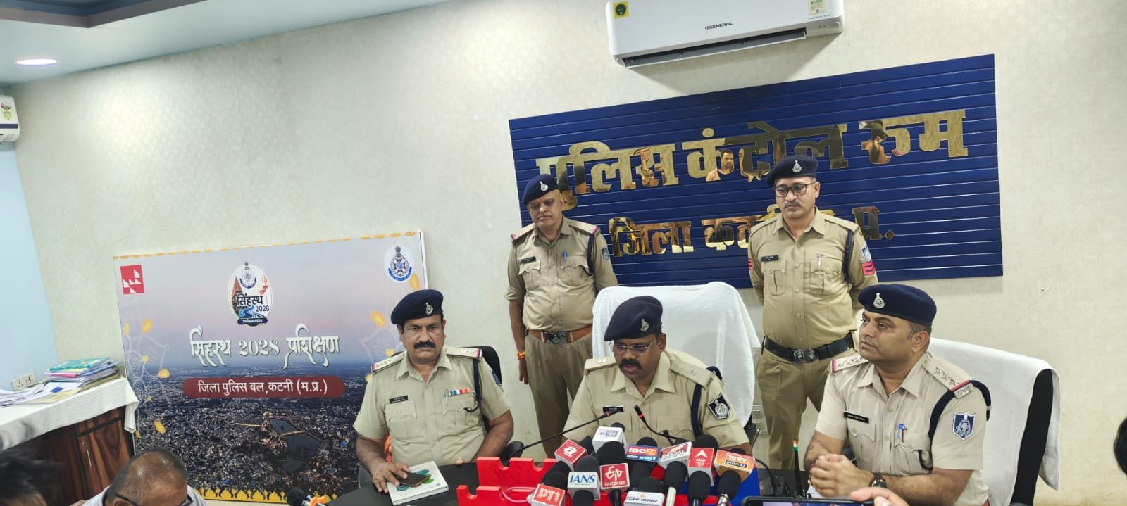 हाईवे पर ट्रकों से डीजल चोरी करने वाला आरोपी गिरफ्तार, 225 लीटर डीजल बरामद,झिंझरी पुलिस की कार्रवाई — चोरी में प्रयुक्त स्विफ्ट डिजायर कार सहित डीजल निकालने के उपकरण जब्त, अन्य वारदातों के खुलासे की उम्मीद 16 IMG 20260827 WA0027