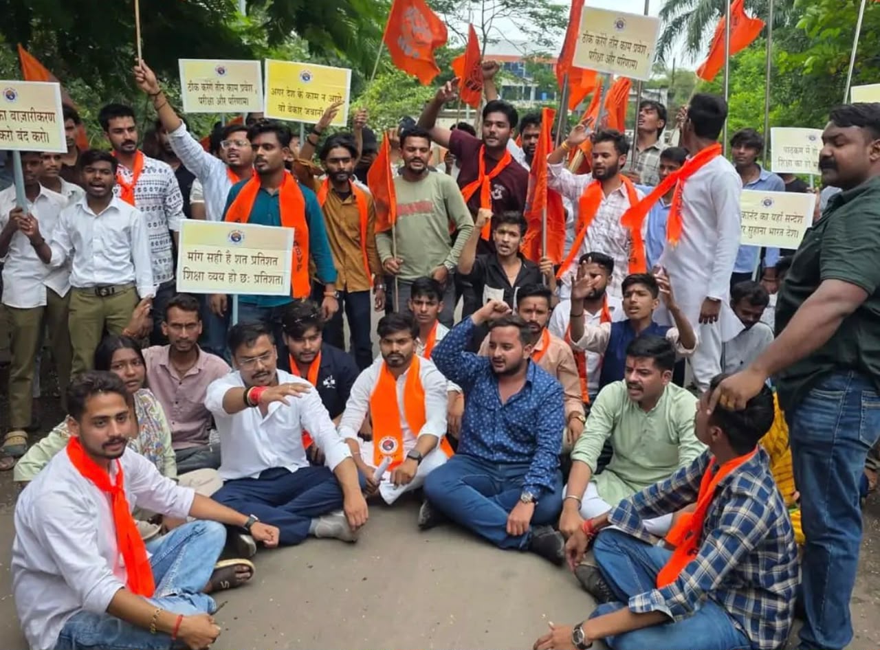 शासकीय महाविद्यालयों की दुर्दशा पर अभाविप का प्रदेशव्यापी 'विद्यार्थी हुंकार अभियान,मूलभूत सुविधाओं की मांग को लेकर उच्च शिक्षा मंत्री के नाम कलेक्टर को सौंपा गया ज्ञापन 42 IMG 20260827 WA0054